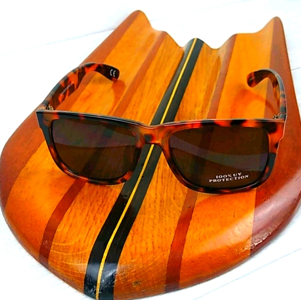 Tortoise Shell Wayfarer 100% UV Sunglasses - Picture 2 of 10